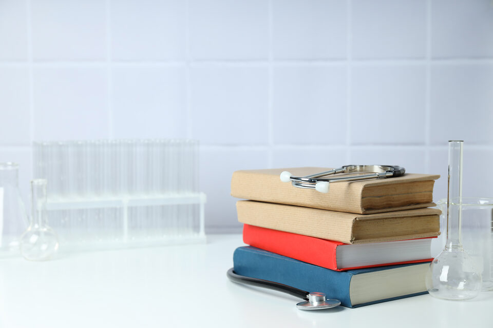 Cărți și instrumente de studiu pentru comunicări educaționale