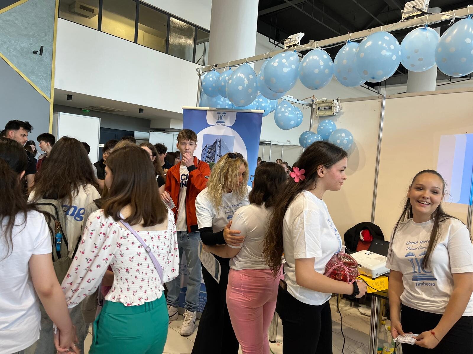 Elevi Henri Coandă la stand educațional