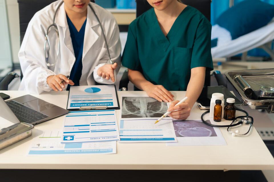 Echipă medicală discutând rezultate și informații pentru pacienți