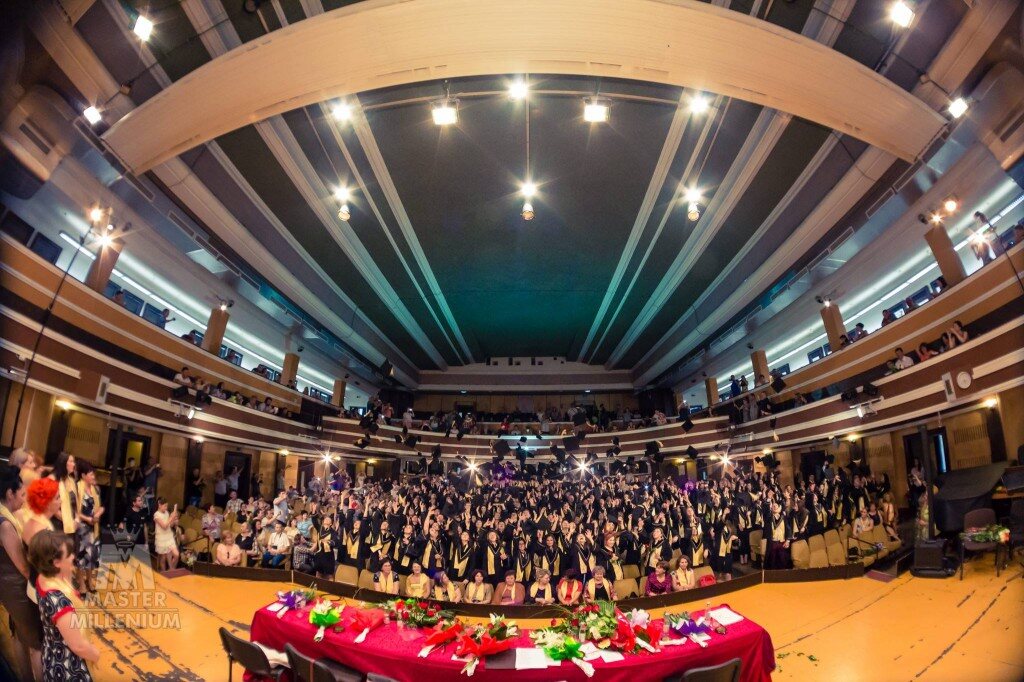 Sală de festivitate cu absolvenți Henri Coandă