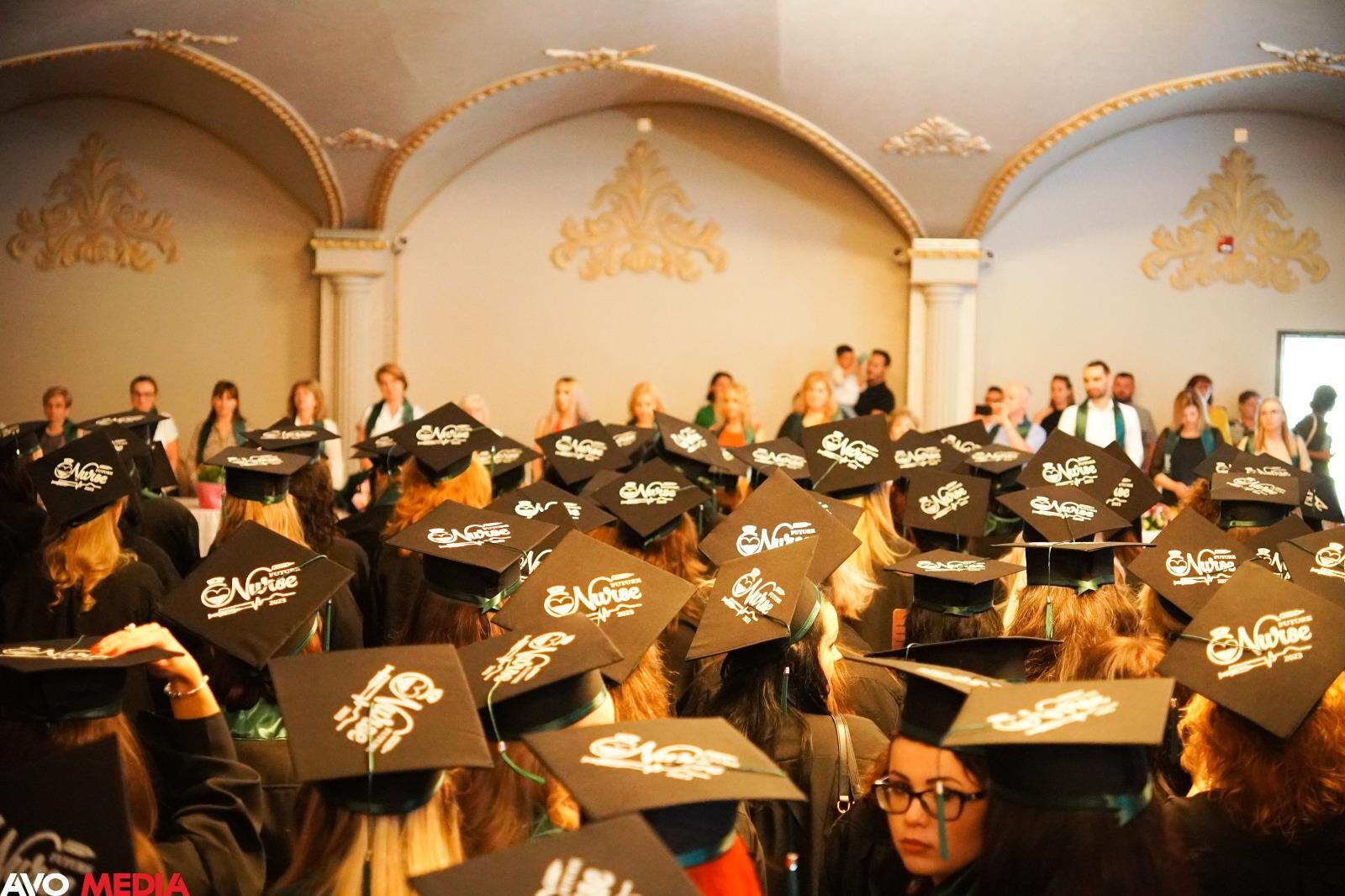 Absolvenți cu toci la curs festiv