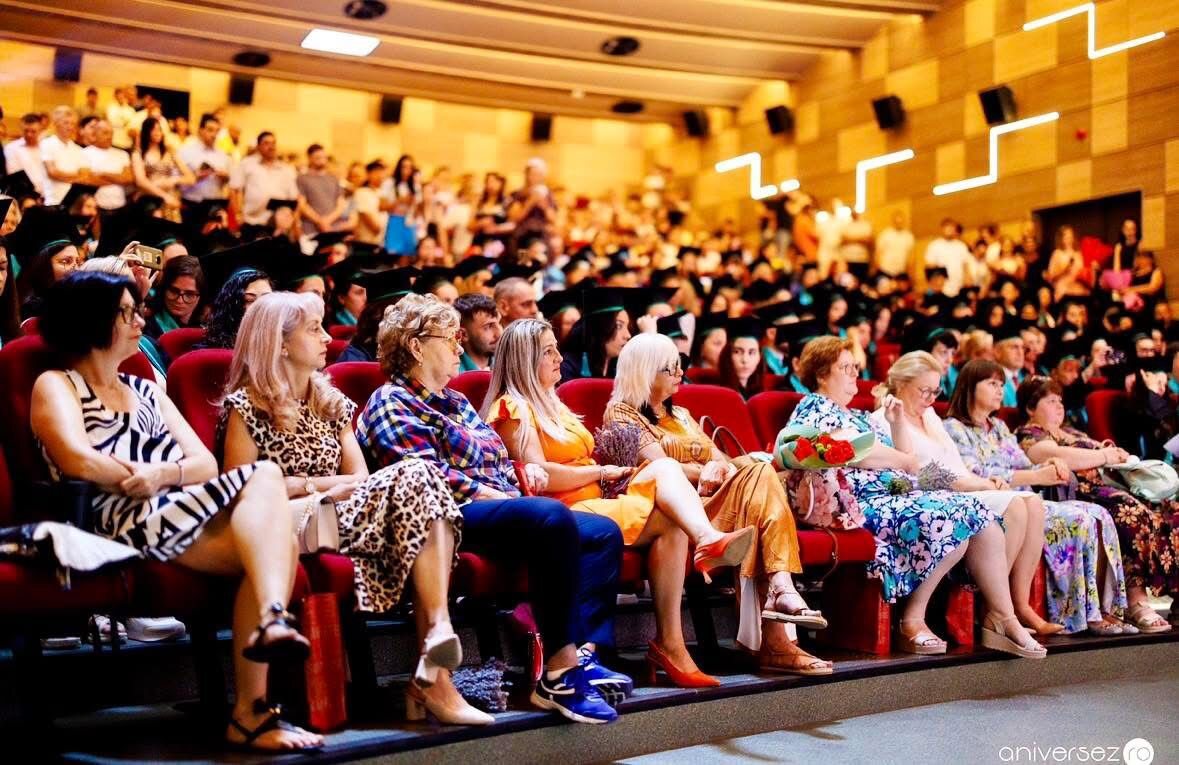 Sală plină la curs festiv Henri Coandă