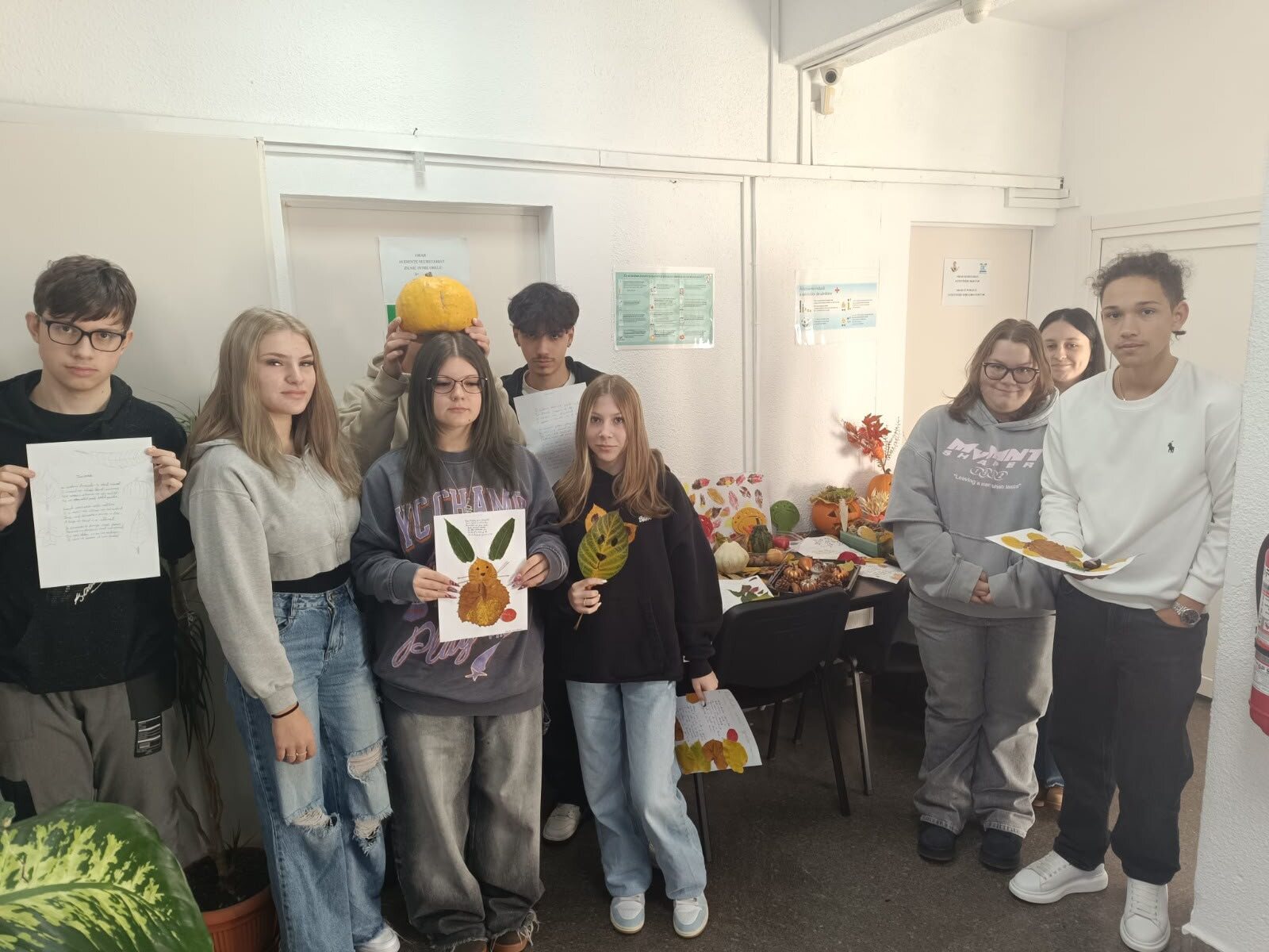 Elevi Henri Coandă într-o activitate de grup