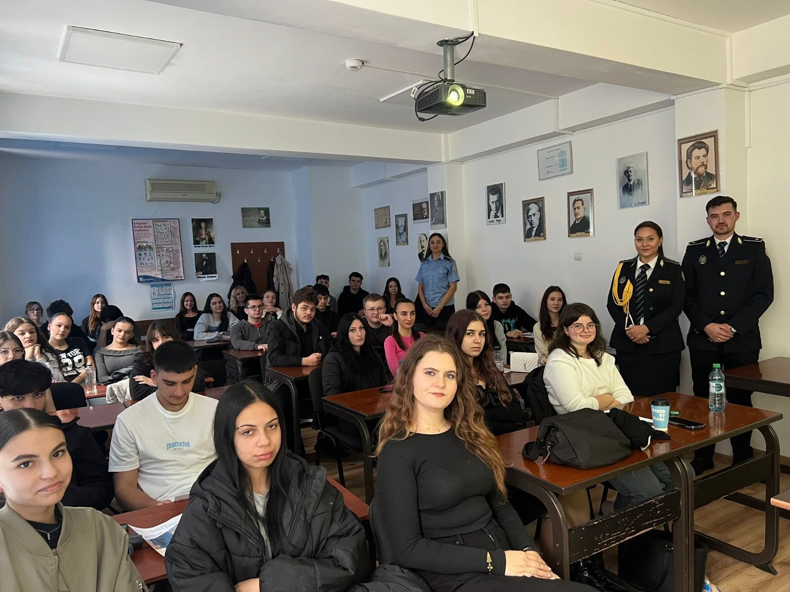 Elevi Henri Coandă în sala de clasă