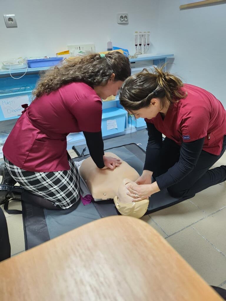 Elevi la pregătire practică de prim ajutor